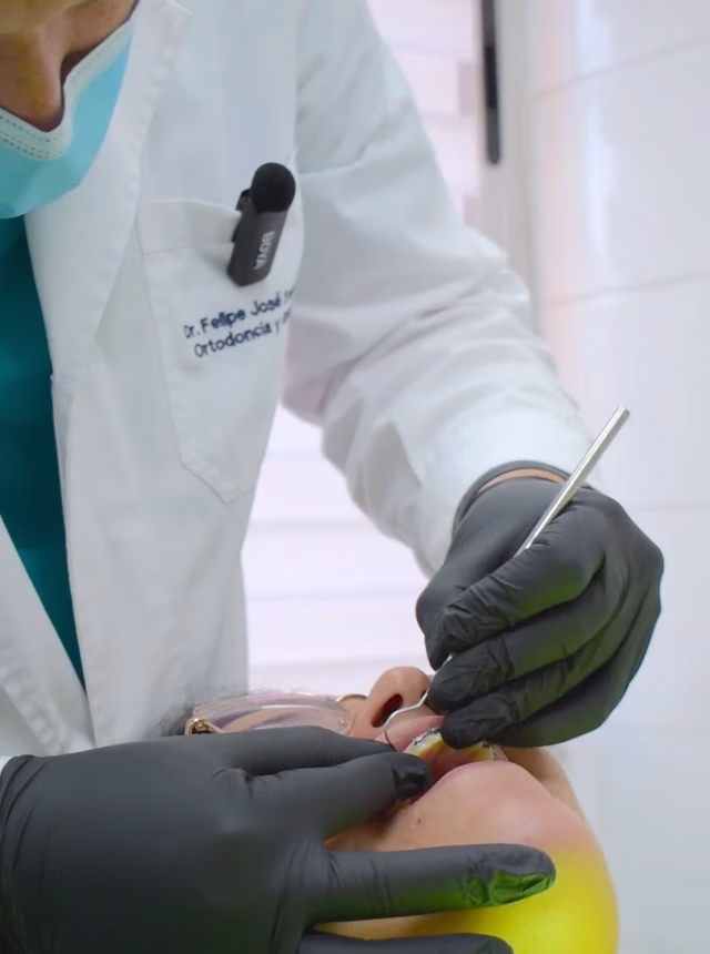 Dentista realizando atención en clínica dental en Ñuñoa