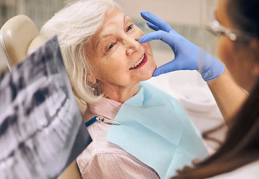 mujer mayor en evaluación para implante dental