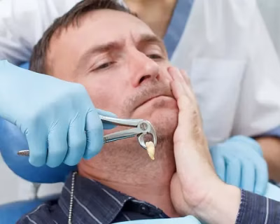 Dentista extrae muela del juicio a paciente
